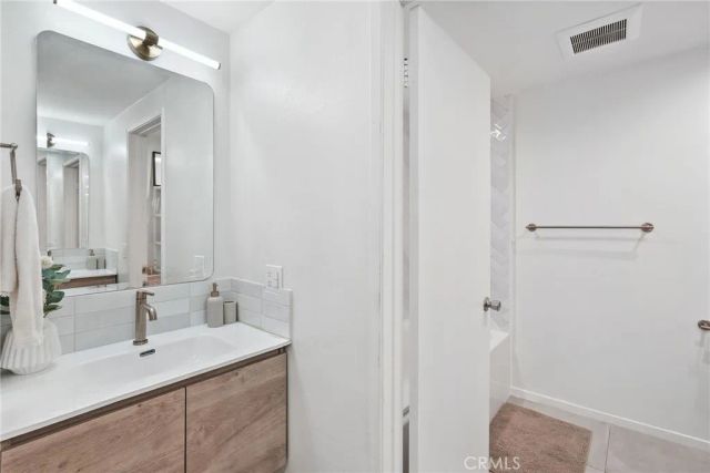 17914 Magnolia Boulevard 135, Encino, CA 91316