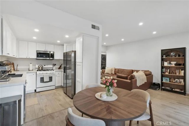 17914 Magnolia Boulevard 135, Encino, CA 91316