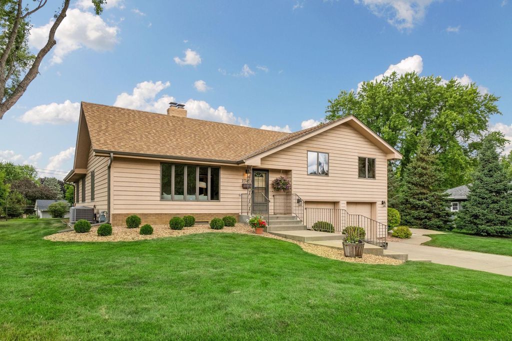 2345 Xylon Avenue N, Golden Valley, MN 55427
