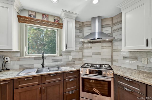 20 Alexander Drive, Washingtonville, NY 10992