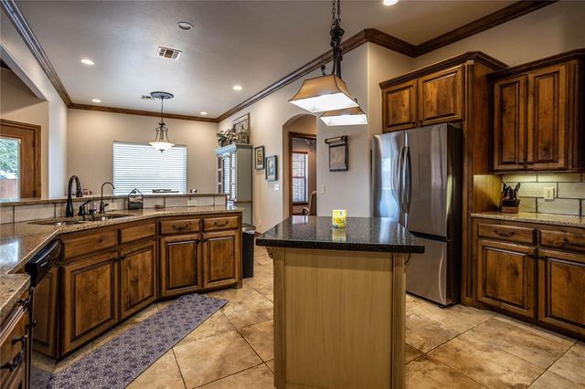 2111 Saber Lane, Weatherford, OK 73096