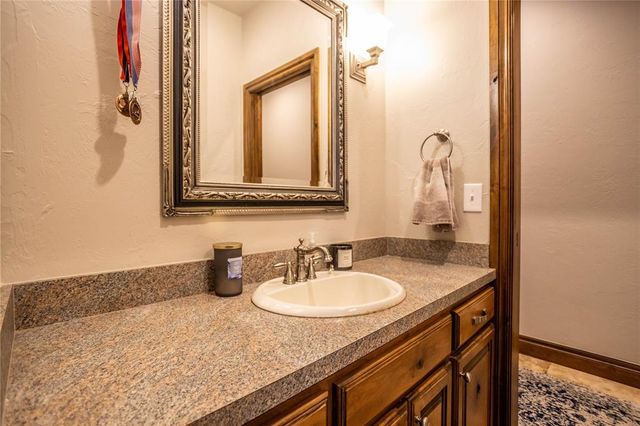 2111 Saber Lane, Weatherford, OK 73096