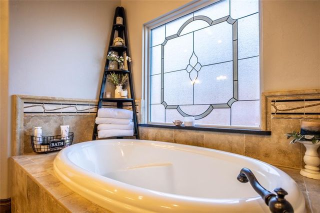 2111 Saber Lane, Weatherford, OK 73096