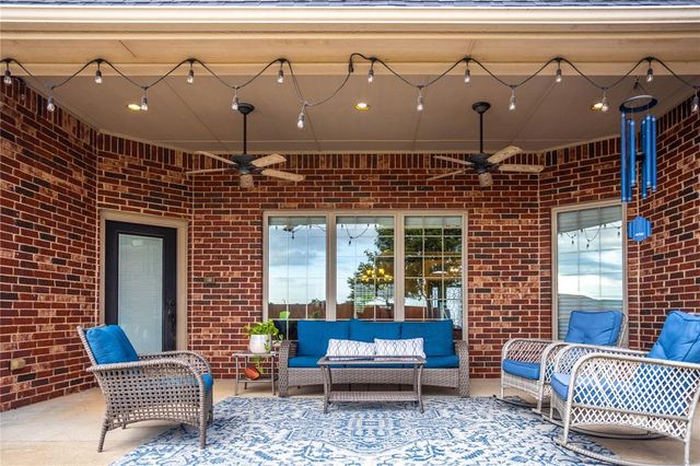 2111 Saber Lane, Weatherford, OK 73096