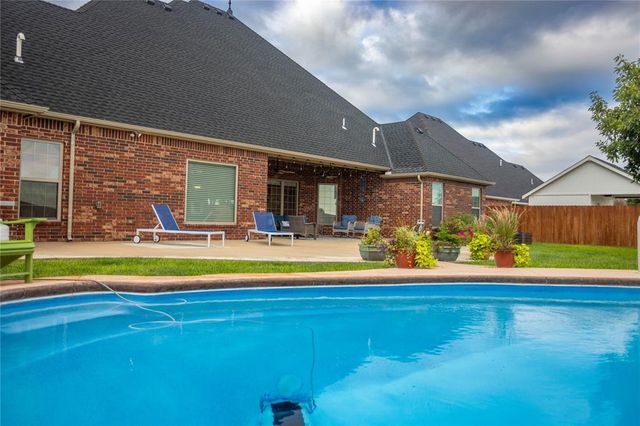 2111 Saber Lane, Weatherford, OK 73096