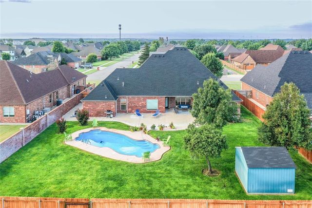 2111 Saber Lane, Weatherford, OK 73096