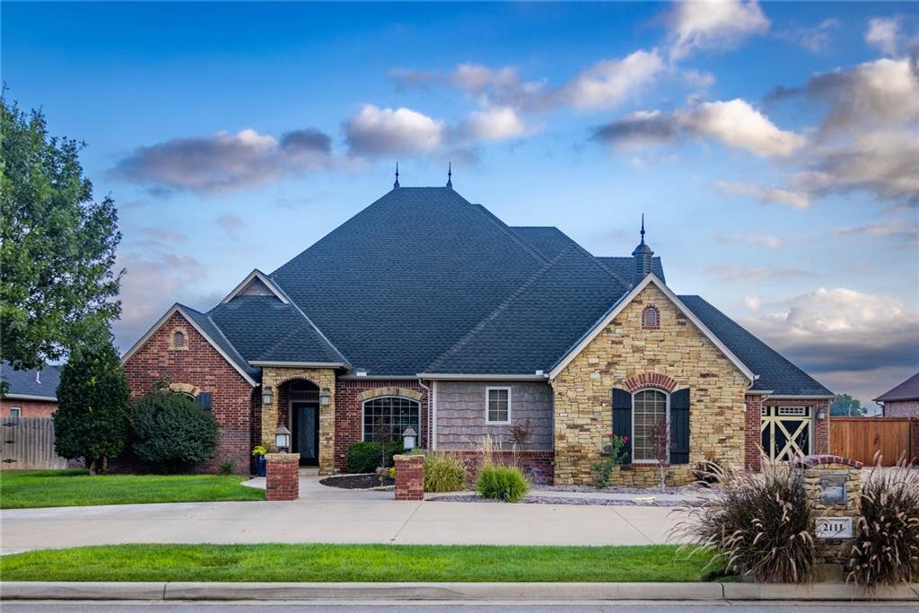 2111 Saber Lane, Weatherford, OK 73096