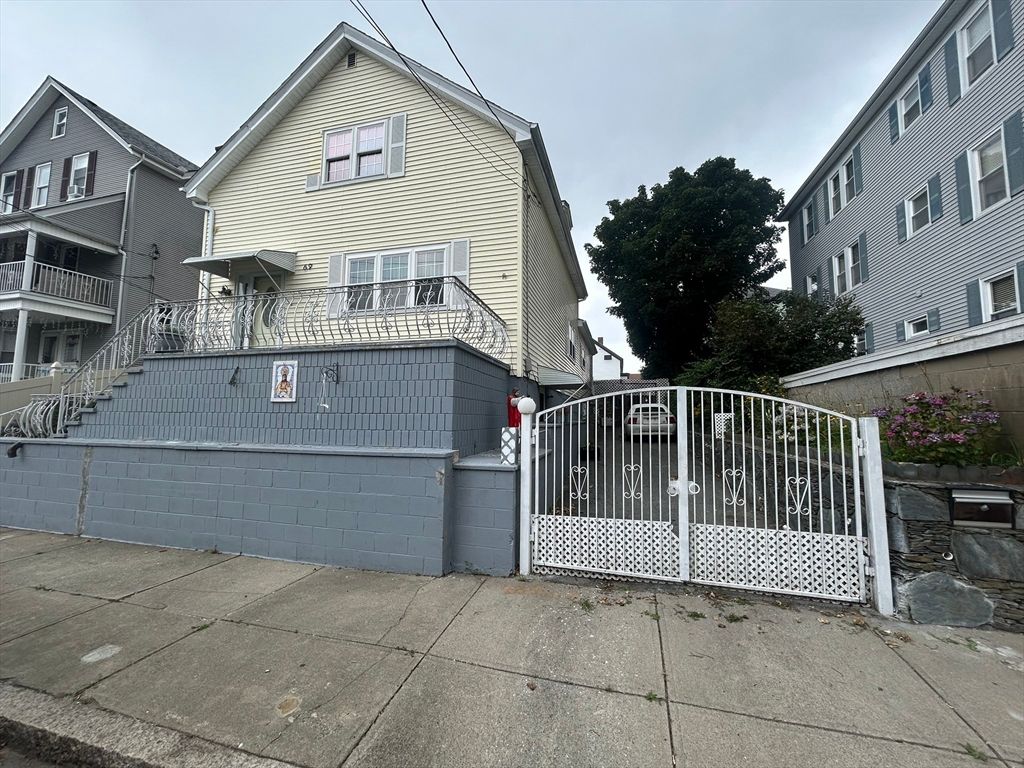 69 Mott St, Fall River, MA 02721