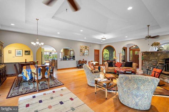 92 SCHOOLHOUSE RD, Washington, VA 22747