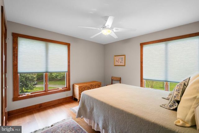 92 SCHOOLHOUSE RD, Washington, VA 22747