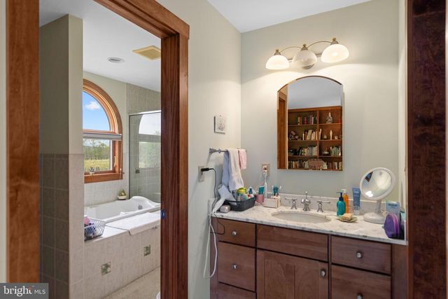 92 SCHOOLHOUSE RD, Washington, VA 22747