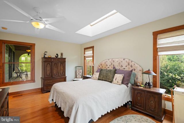 92 SCHOOLHOUSE RD, Washington, VA 22747