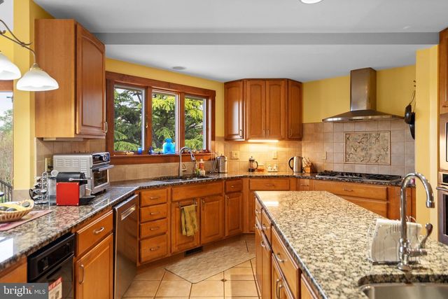 92 SCHOOLHOUSE RD, Washington, VA 22747