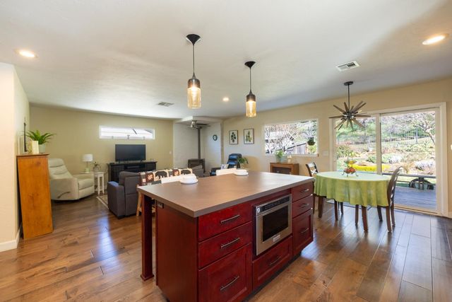 2843 Camino Heights Dr, Camino, CA 95709