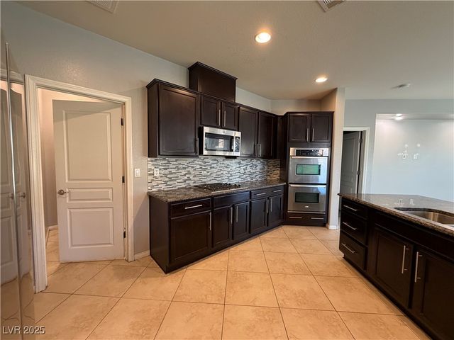 10544 Pembroke Bay Street, Las Vegas, NV 89179