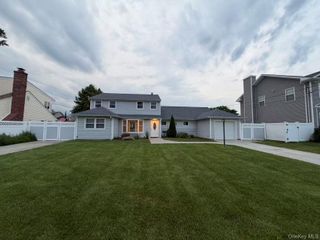 40 Relda Street, Plainview, NY 11803