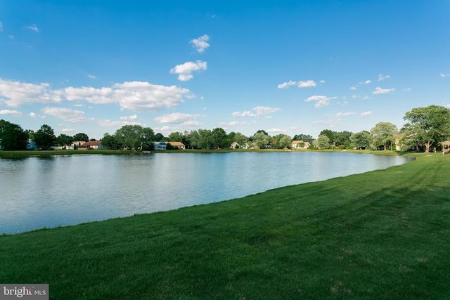 4 MEADOWRUE DR, Mount Laurel, NJ 08054