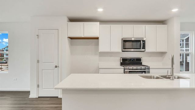 403 Lakeshore Court, St. Charles, IL 60174