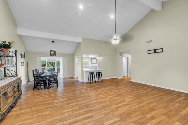 9 Lakeview Manor, Huntsville, TX 77340