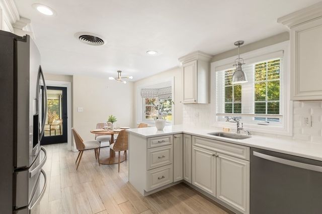 19 Longbow Rd, Lynnfield, MA 01940