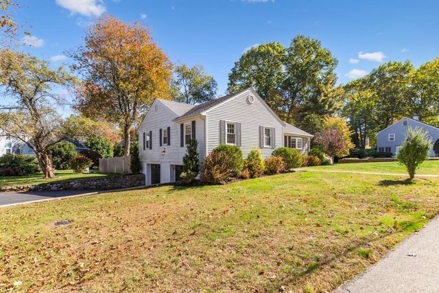 19 Longbow Rd, Lynnfield, MA 01940