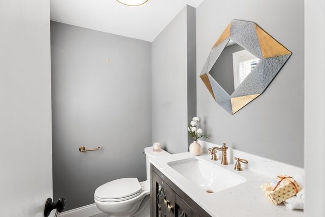 19 Longbow Rd, Lynnfield, MA 01940