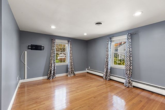 19 Longbow Rd, Lynnfield, MA 01940