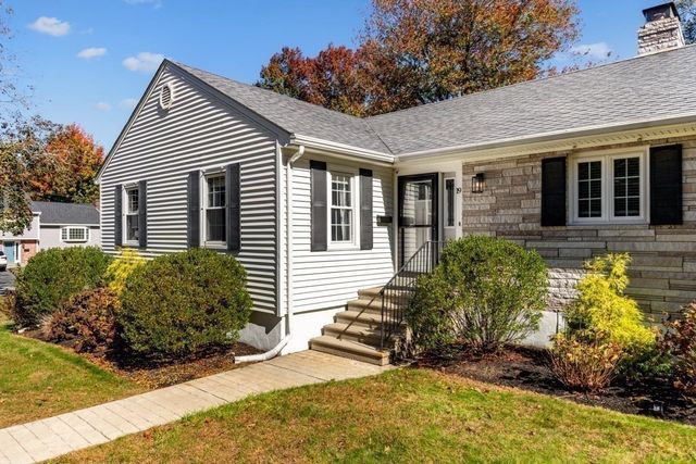 19 Longbow Rd, Lynnfield, MA 01940