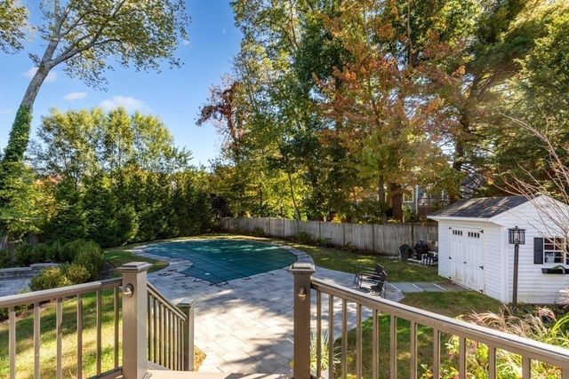 19 Longbow Rd, Lynnfield, MA 01940