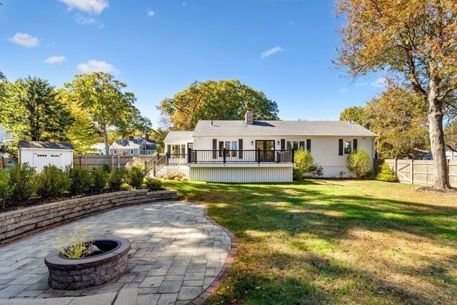 19 Longbow Rd, Lynnfield, MA 01940