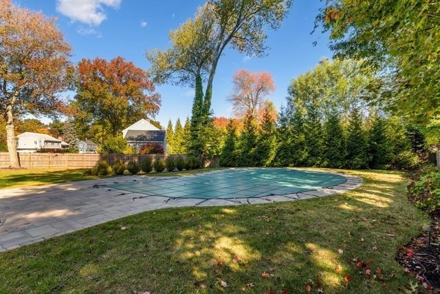 19 Longbow Rd, Lynnfield, MA 01940