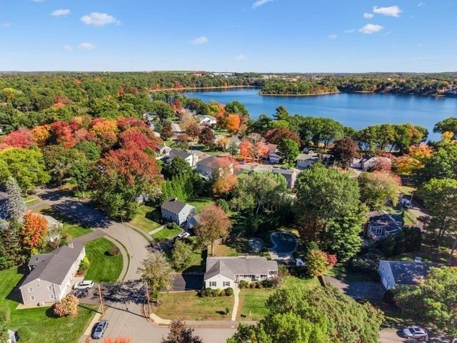 19 Longbow Rd, Lynnfield, MA 01940