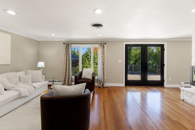 19 Longbow Rd, Lynnfield, MA 01940