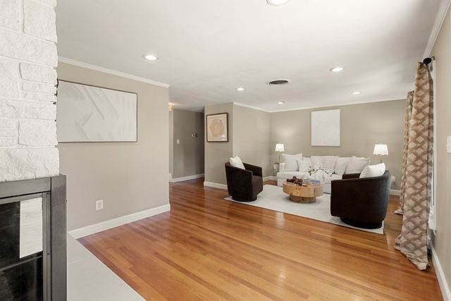 19 Longbow Rd, Lynnfield, MA 01940