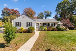 19 Longbow Rd, Lynnfield, MA 01940