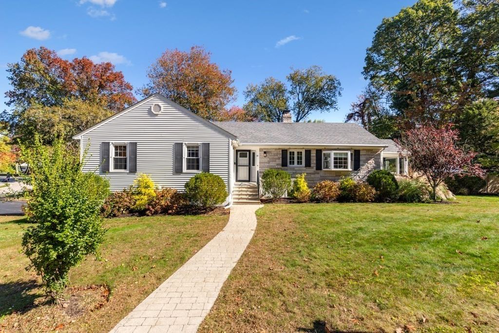 19 Longbow Rd, Lynnfield, MA 01940