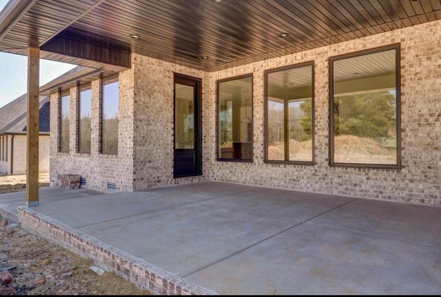 2105 N Silver Charm Avenue, Springfield, MO 65802