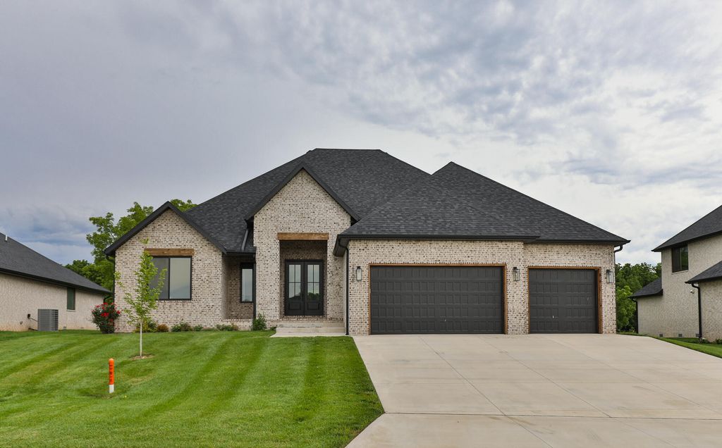2105 N Silver Charm Avenue, Springfield, MO 65802