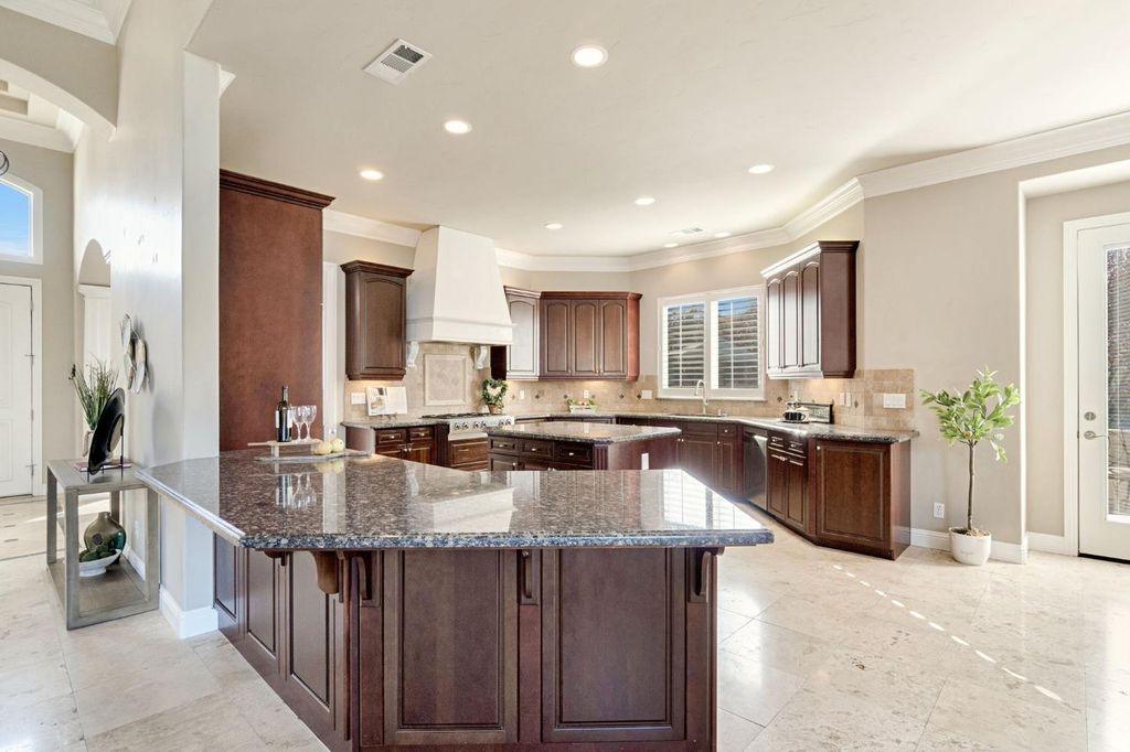 Image 11 of property listing at 2096 E Olympic Avenue, Fresno, CA 93730