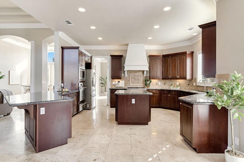 Image 12 of property listing at 2096 E Olympic Avenue, Fresno, CA 93730