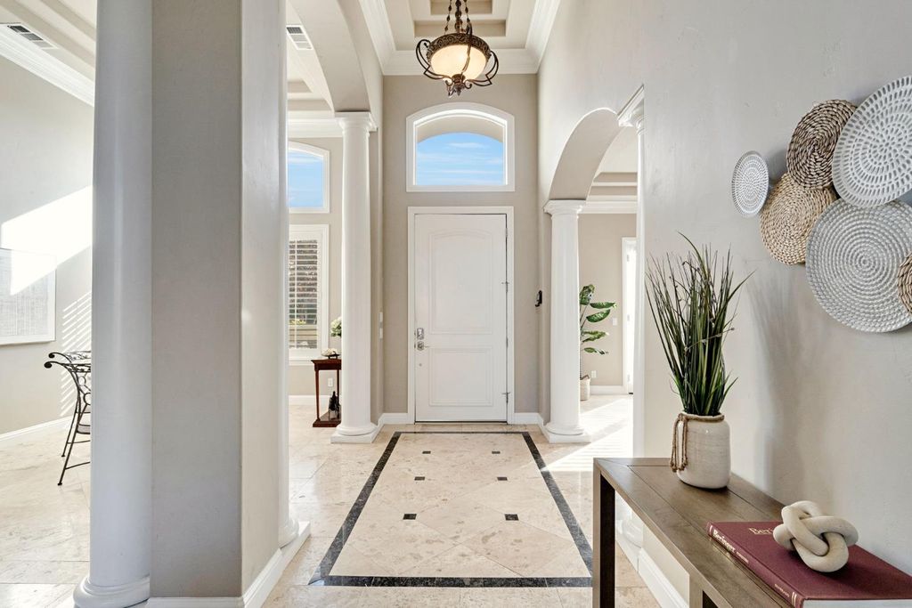 Image 3 of property listing at 2096 E Olympic Avenue, Fresno, CA 93730