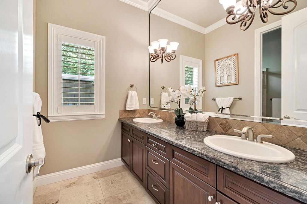 Image 30 of property listing at 2096 E Olympic Avenue, Fresno, CA 93730