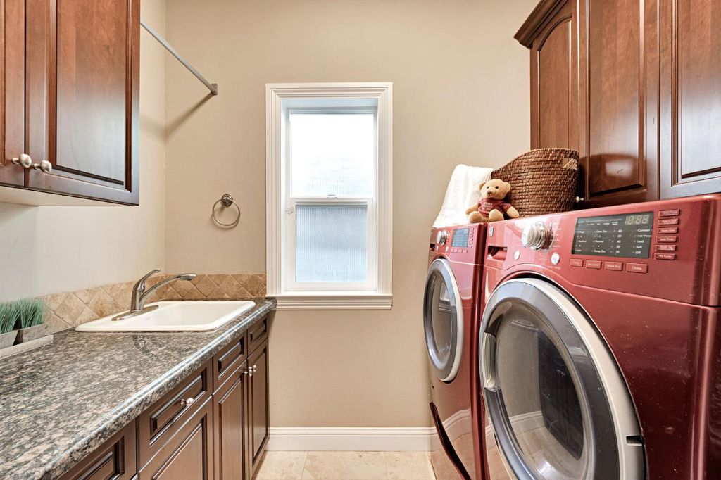 Image 32 of property listing at 2096 E Olympic Avenue, Fresno, CA 93730