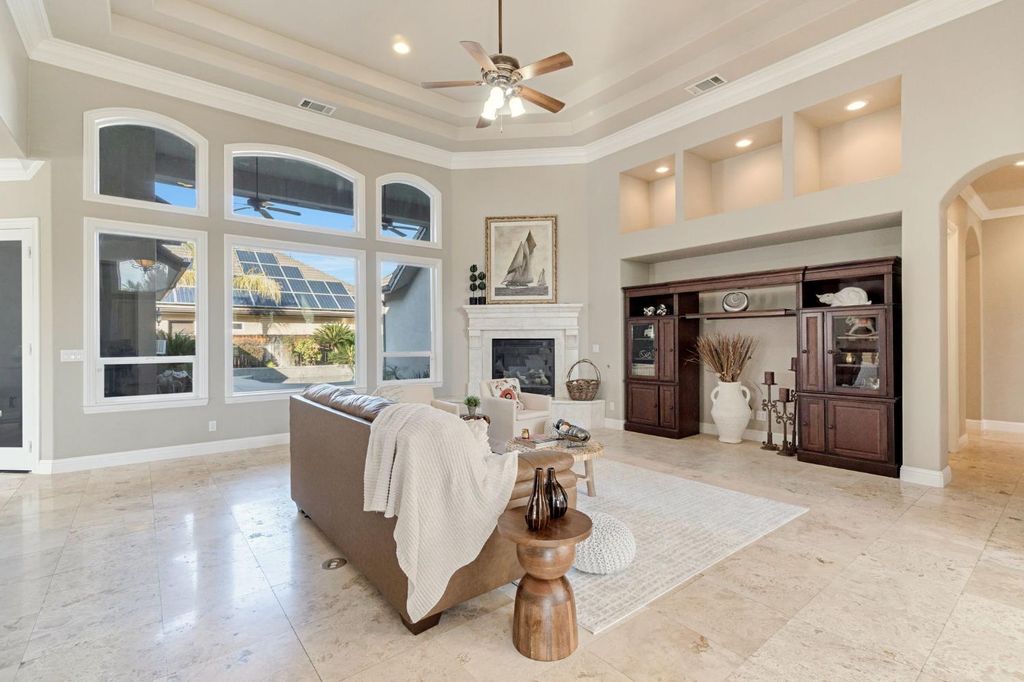 Image 5 of property listing at 2096 E Olympic Avenue, Fresno, CA 93730