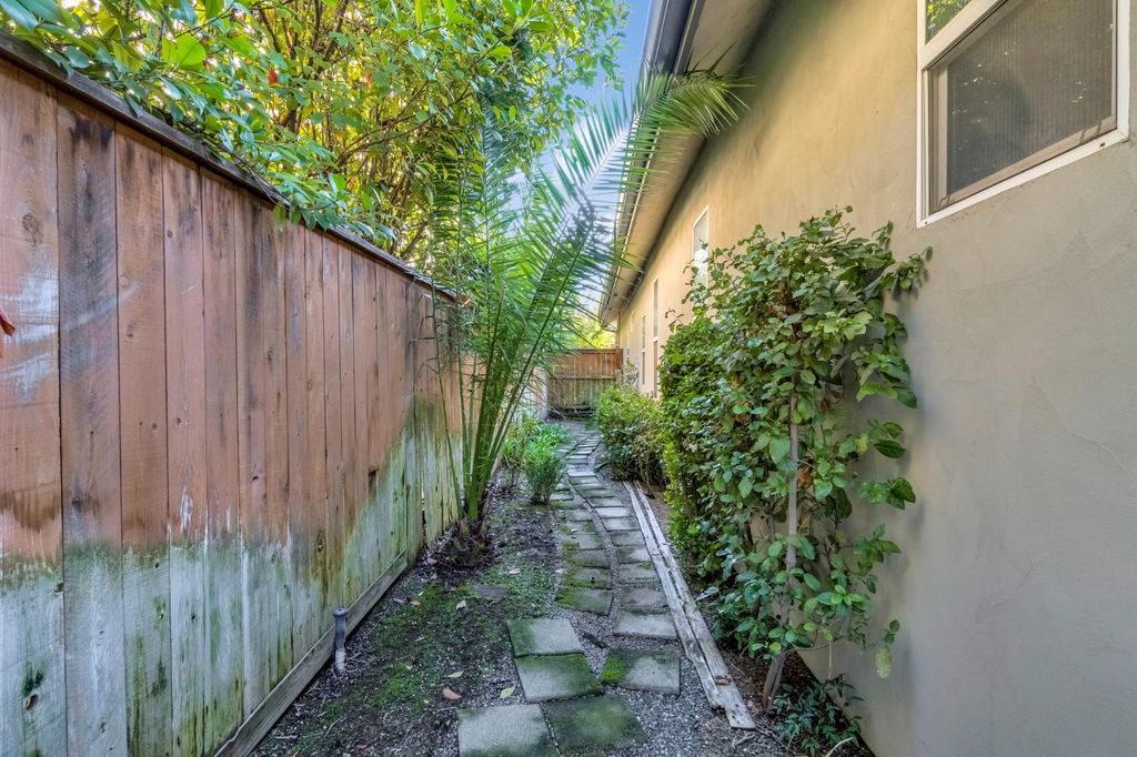 Image 51 of property listing at 2096 E Olympic Avenue, Fresno, CA 93730