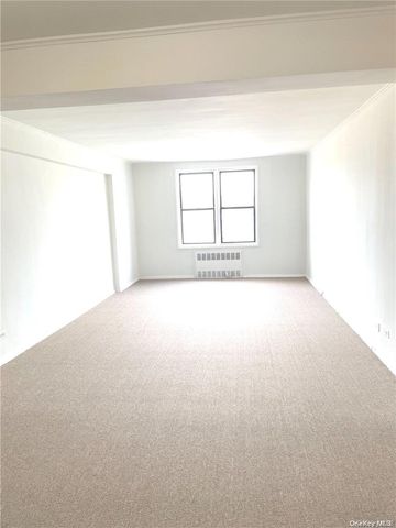 88-30 182 Street 4D, Hollis, NY 11423