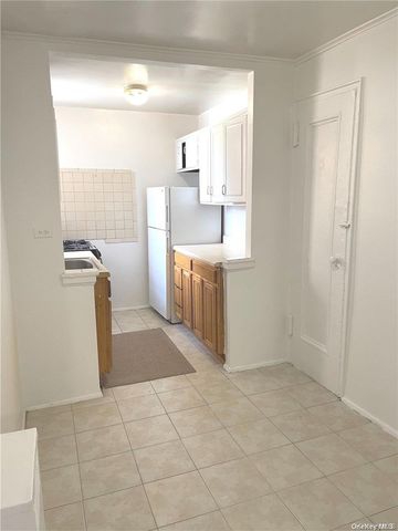 88-30 182 Street 4D, Hollis, NY 11423