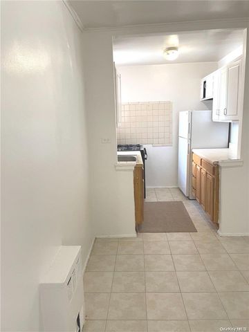 88-30 182 Street 4D, Hollis, NY 11423