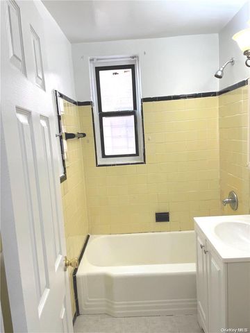 88-30 182 Street 4D, Hollis, NY 11423