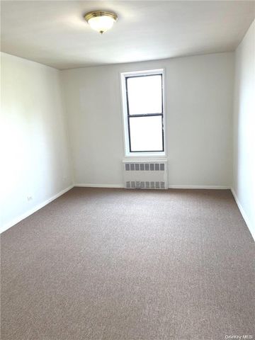 88-30 182 Street 4D, Hollis, NY 11423